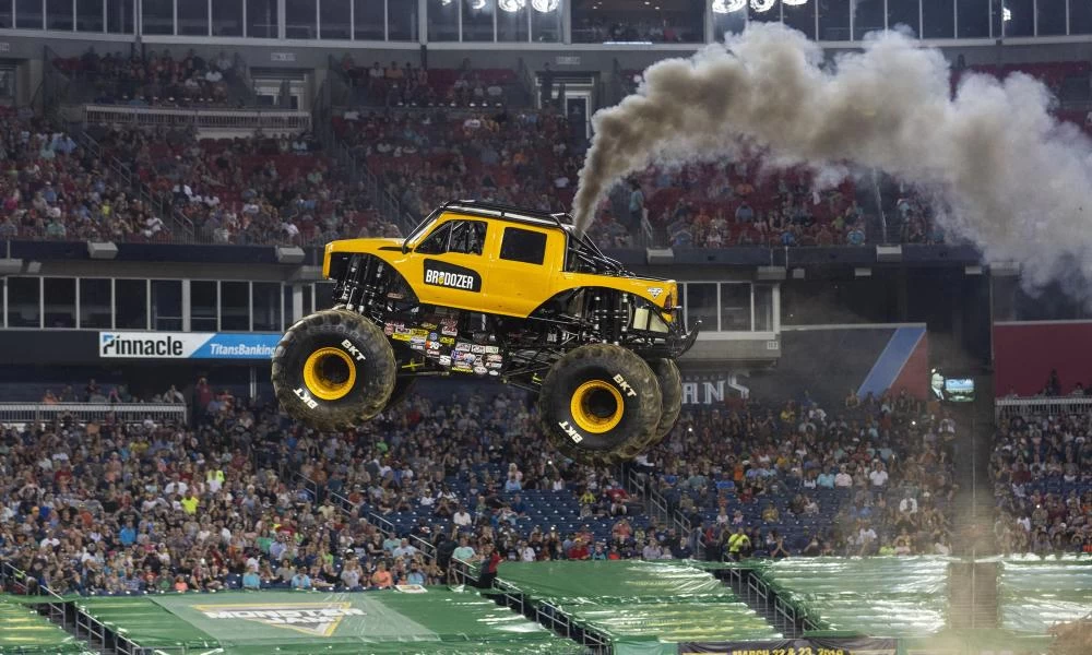 Εντυπωσιακή πτώση Monster truck (βίντεο)